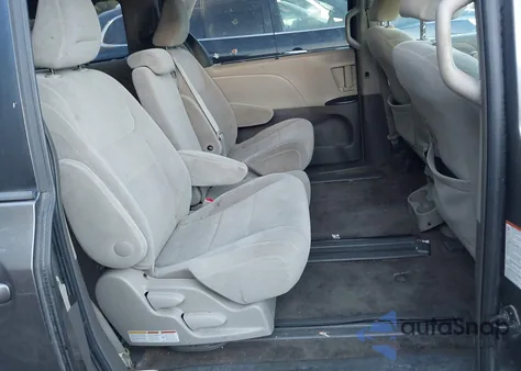 2015 Toyota Sienna Le 8 Passenger z USA, uszkodzony, nr VIN 5TDKK3DC5FS571787